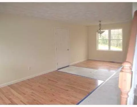 77 Lufkin Ct, Warwick, RI 02888 photo 2