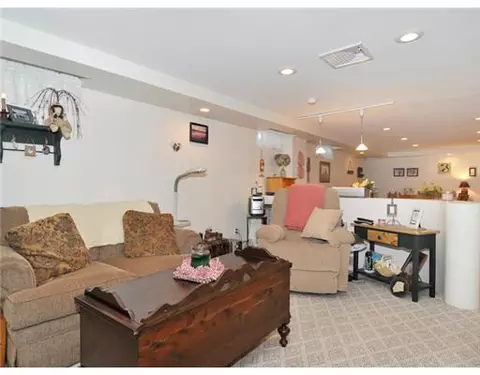 62 Warwick St, Woonsocket, RI 02895 photo 8