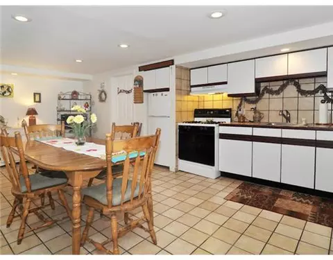 62 Warwick St, Woonsocket, RI 02895 photo 9