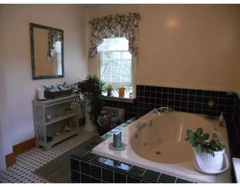 7 Laurel Ln, Warren, RI 02885 photo 11