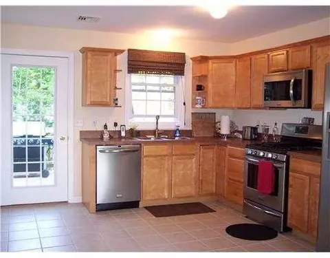 42 Margin St #B, Westerly, RI 02891 photo 3