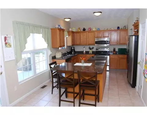 25 Ashbrook Dr, Cranston, RI 02921 photo 2
