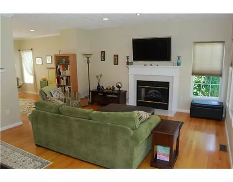 25 Ashbrook Dr, Cranston, RI 02921 photo 6