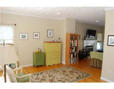25 Ashbrook Dr, Cranston, RI 02921 photo 9