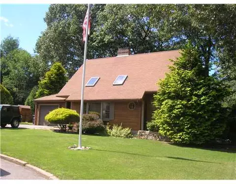 6 Sturbridge Dr, Warwick, RI 02886 photo 1
