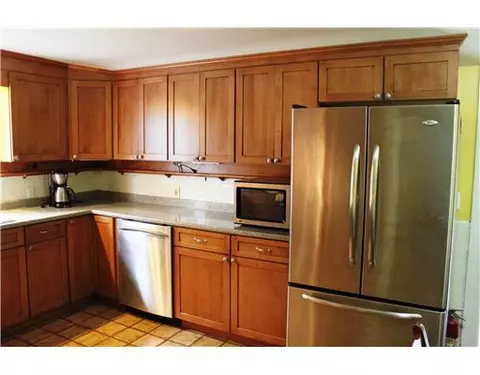 9 Pine Edge Ct, Warwick, RI 02889 photo 4