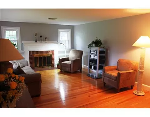 9 Pine Edge Ct, Warwick, RI 02889 photo 2