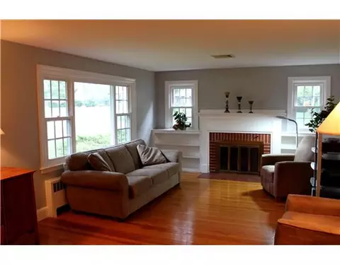 9 Pine Edge Ct, Warwick, RI 02889 photo 3