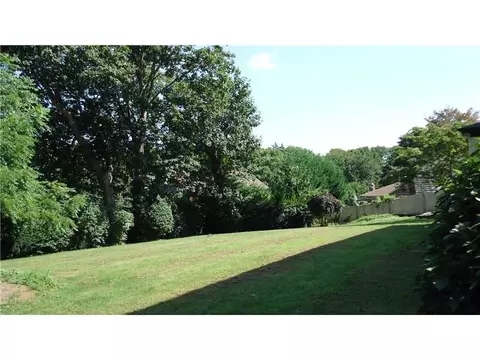 350 Boulevard East Blvd, Middletown, RI 02842 photo 2