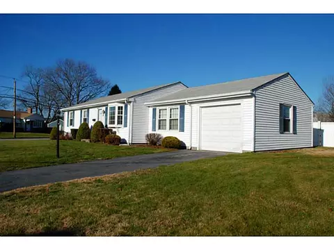 2 Fenwick Rd, East Providence, RI 02915 photo 2