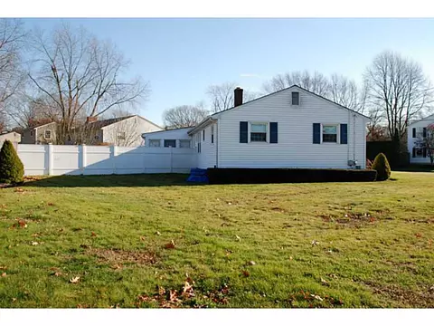 2 Fenwick Rd, East Providence, RI 02915 photo 3