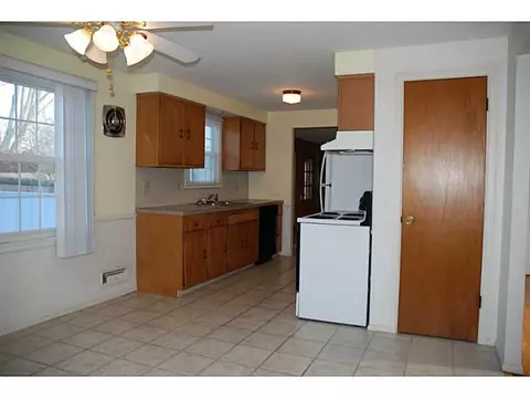 2 Fenwick Rd, East Providence, RI 02915 photo 6