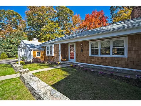 1 Apple Tree Ln, Warwick, RI 02888 photo 2