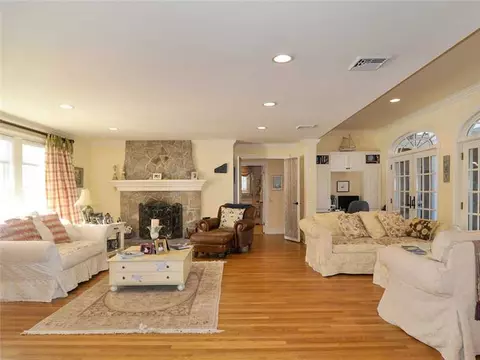 1020 Buttonwoods Ave, Warwick, RI 02886 photo 4