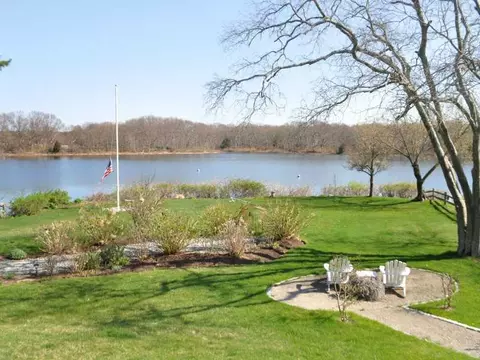 1020 Buttonwoods Ave, Warwick, RI 02886 photo 2