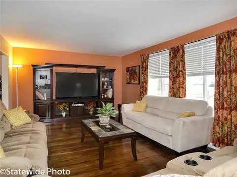 82 Model Ave, Warwick, RI 02889 photo 4
