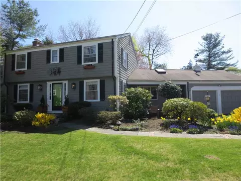 2 Glenfield Rd, Barrington, RI 02806