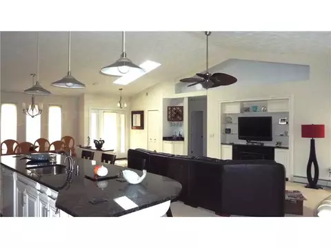 25 Fox Ridge Dr, Cranston, RI 02921 photo 3