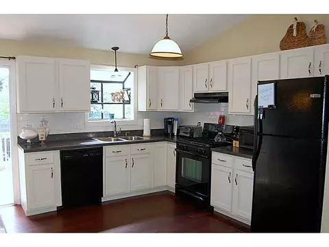 410 Buttonwoods Ave, Warwick, RI 02886 photo 9