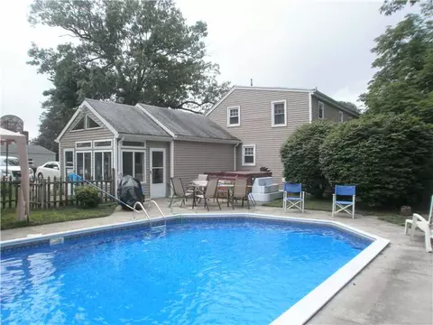 586 Mendon Rd, Woonsocket, RI 02895 photo 11