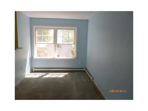 72 Uncas St, Warwick, RI 02889 photo 2