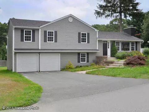 140 Red Chimney Dr, Warwick, RI 02886 photo 2