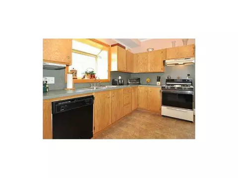 31 Broad St, Woonsocket, RI 02895 photo 2