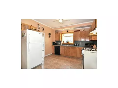 31 Broad St, Woonsocket, RI 02895 photo 3