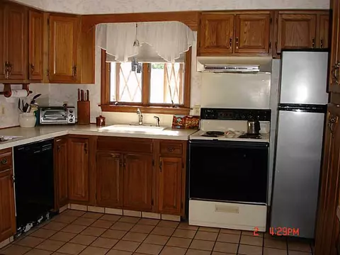 141 Glendale Ave, Woonsocket, RI 02895 photo 9
