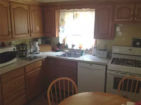 48 Farm St, Woonsocket, RI 02895 photo 4