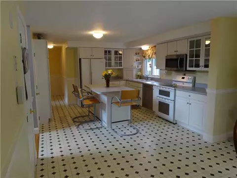 74 Suzanne Dr, Raynham, MA 02767 photo 2
