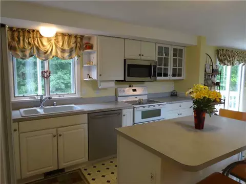 74 Suzanne Dr, Raynham, MA 02767 photo 4