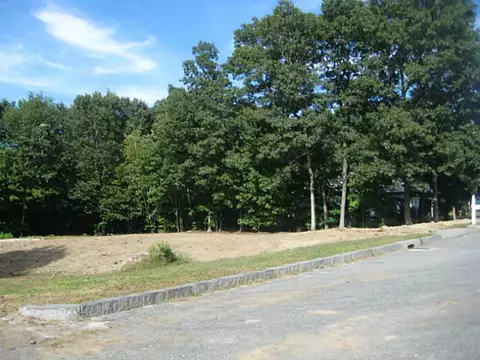133 Springwater Dr, Woonsocket, RI 02895 photo 4