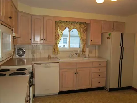 57 Ruby St, Warwick, RI 02889 photo 4
