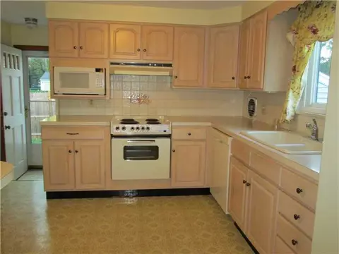 57 Ruby St, Warwick, RI 02889 photo 5