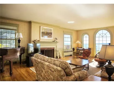 98 Esplanade Rd, Middletown, RI 02842 photo 3