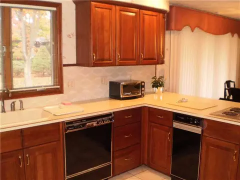 7 Downing Ln, Warwick, RI 02886 photo 4