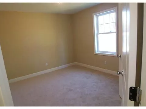 40 Pond View Dr, Warwick, RI 02886 photo 8