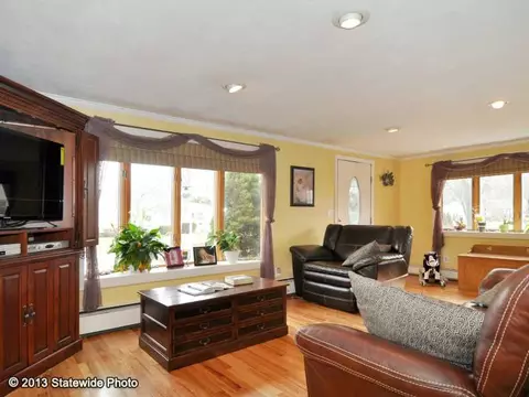 85 Montgomery St, Warwick, RI 02886 photo 3