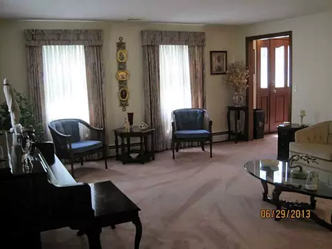 69 Apple Tree Ln, Warwick, RI 02888 photo 9
