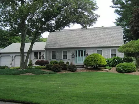 69 Apple Tree Ln, Warwick, RI 02888 photo 2