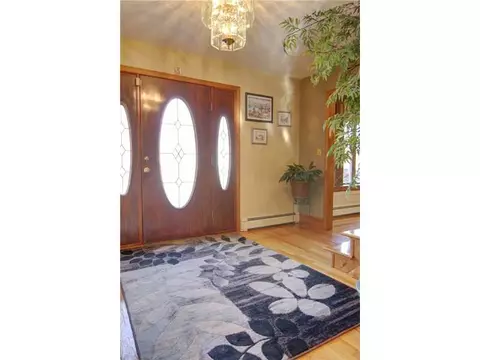 107 Ledgewood Ln, Woonsocket, RI 02895 photo 2