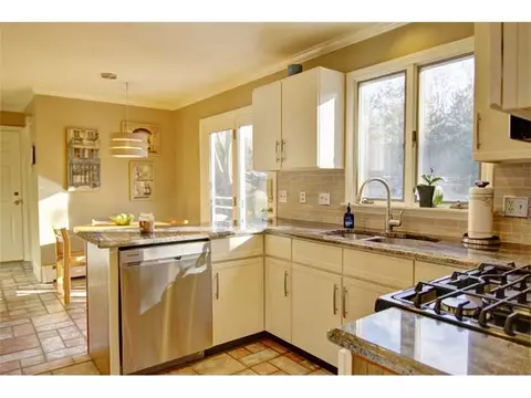 107 Ledgewood Ln, Woonsocket, RI 02895 photo 9