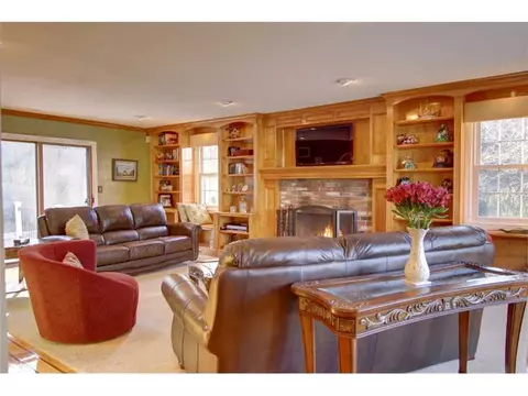 107 Ledgewood Ln, Woonsocket, RI 02895 photo 4