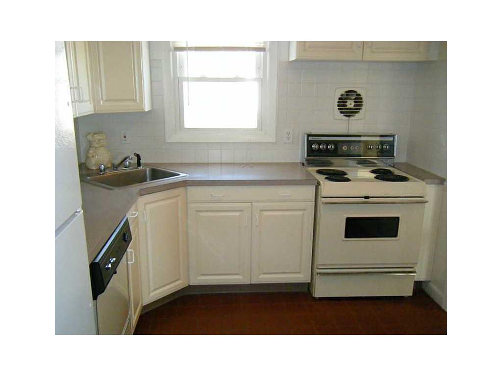 5 Metropolitan Dr, Warwick, RI 02886 photo 5