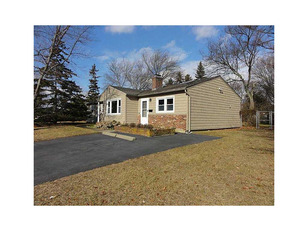 5 Metropolitan Dr, Warwick, RI 02886 photo 2