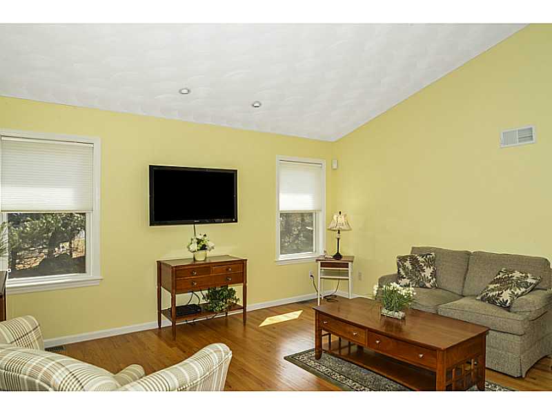 45 Carriage Dr, Warwick, RI 02886 photo 9