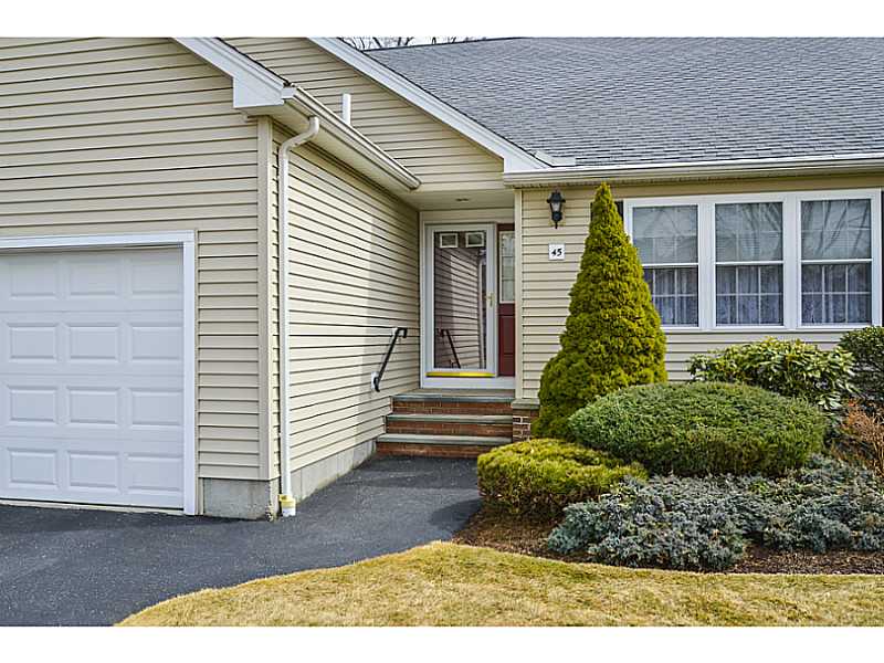45 Carriage Dr, Warwick, RI 02886 photo 2
