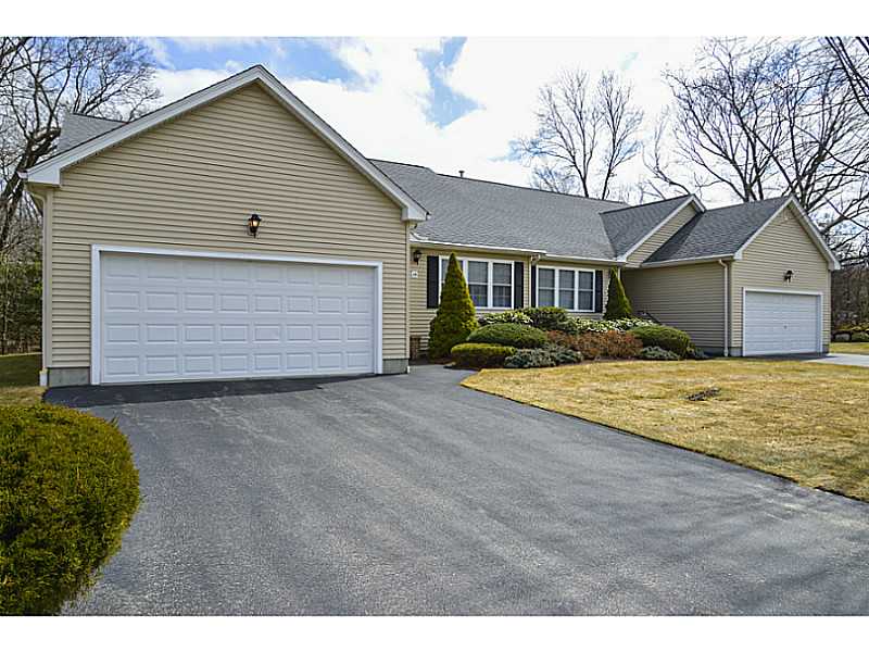 45 Carriage Dr, Warwick, RI 02886 photo 4