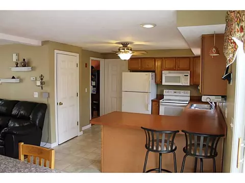 31 Edgewood Ave, Woonsocket, RI 02895 photo 8